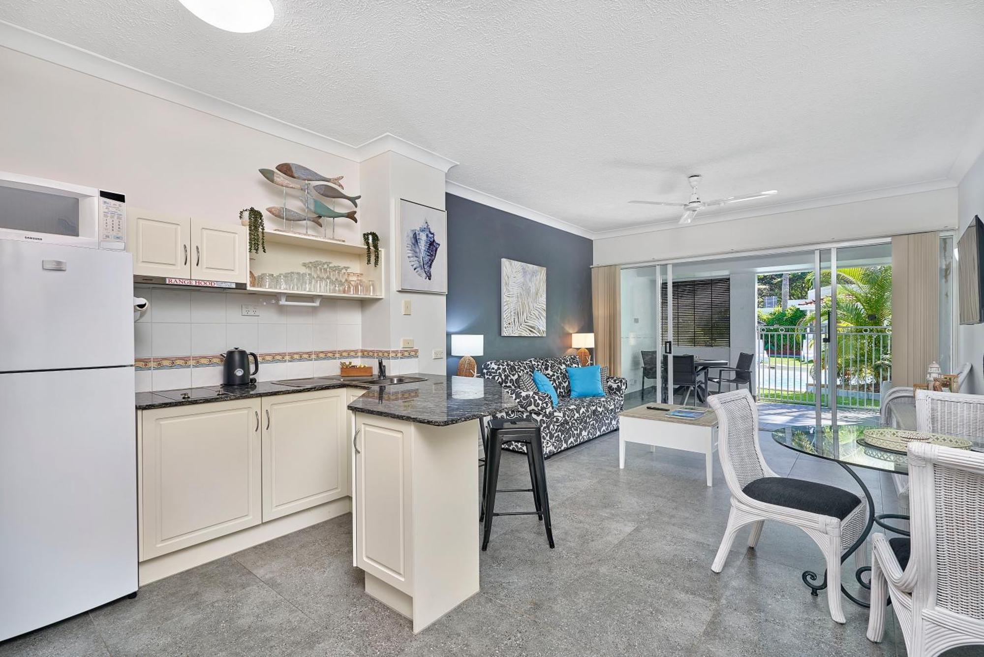Alassio Apartments With Direct Pool Access Palm Cove Quarto foto