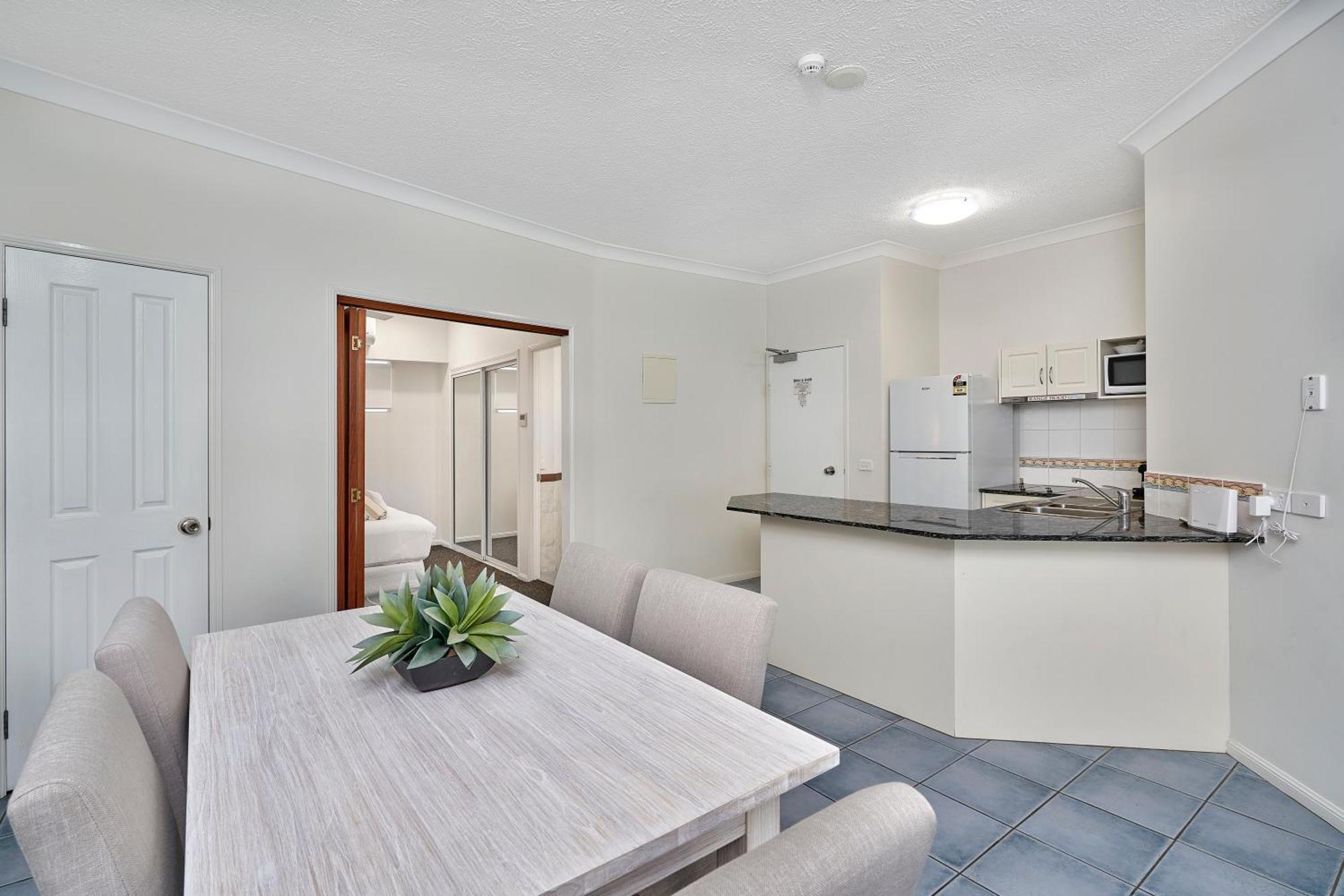 Alassio Apartments With Direct Pool Access Palm Cove Quarto foto